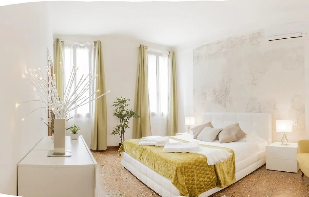 Apartment Grand Palace Venice Canal View