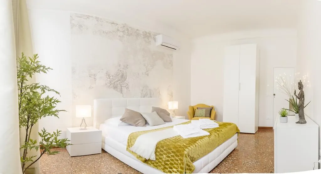 Apartment Grand Palace Venice Canal View