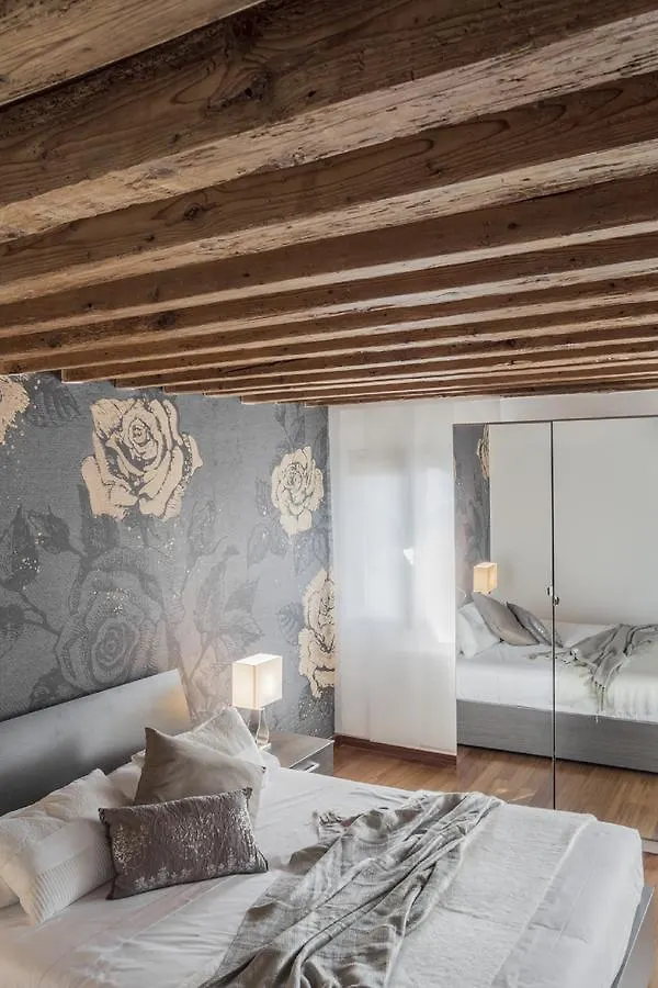 Apartment Grand Palace Venice Canal View