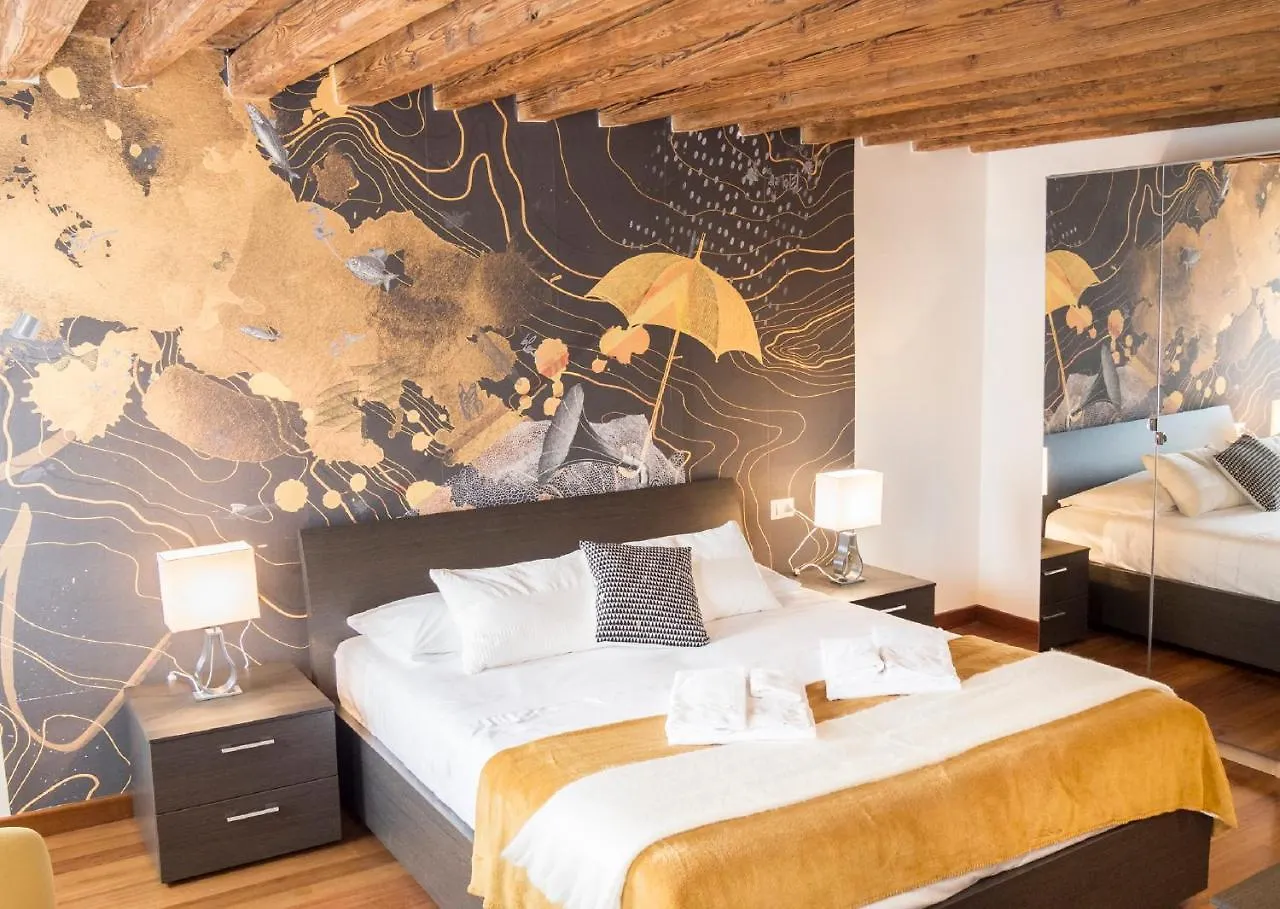Apartment Grand Palace Venice Canal View